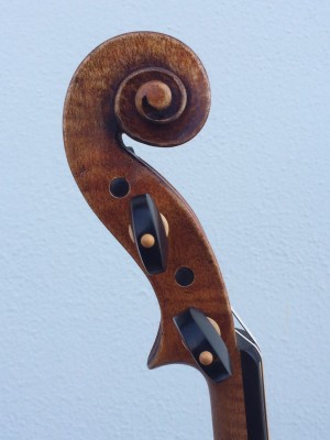Guarneri del Gesù 1744 testa dettagli (2).jpg